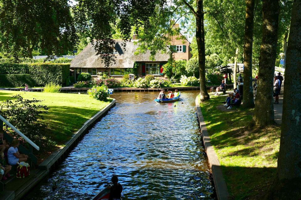 Giethoorn: Luxury Private Boat Tour With Local Guide - Activity Description