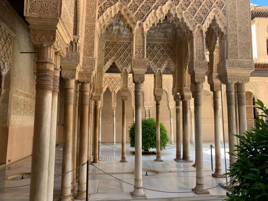 Granada: Alhambra Complex Guided Tour With Ticket - Experience Highlights