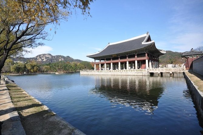 Half-Day Walking Tour of Gyeongbokgung Palace and Tongin Local Market - Royal Changing of the Guards Ceremony