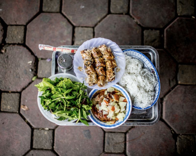 Hanoi: 7 Tasting Street Food Walking Tour and Train Street - Activity Description
