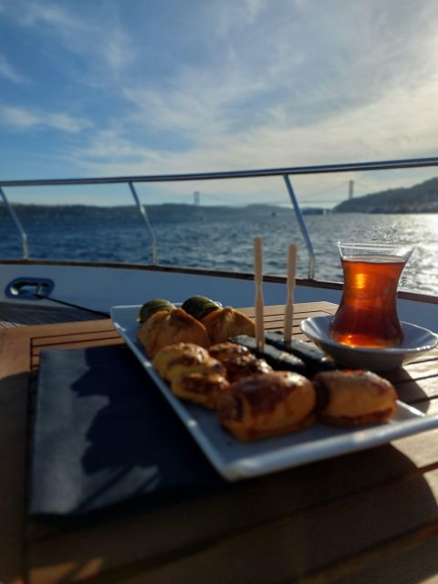 İstanbul: Bosphorus Sunset Cruise on Luxury Yacht W/Transfer - Tour Guide and Language Information