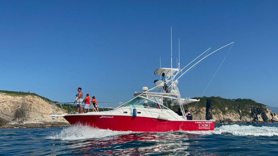 La Crucecita: Private Yacht Cruise in Huatulco With Drinks - Experience Highlights on the Yacht