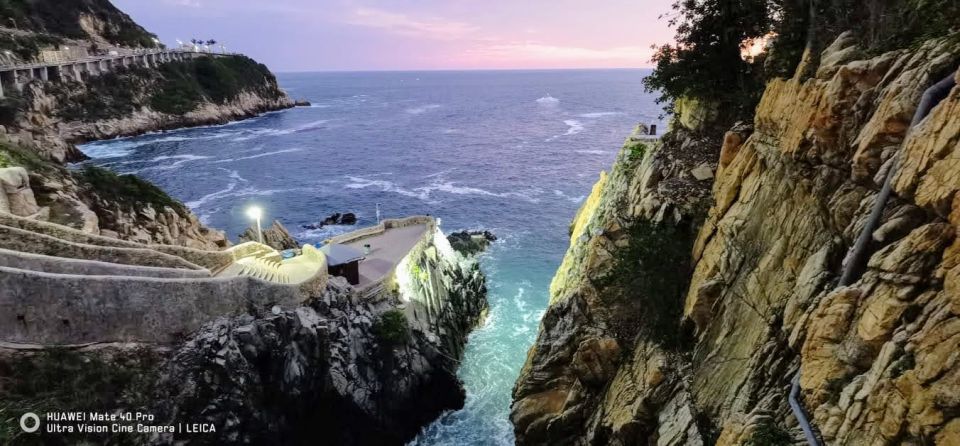 La Quebrada: Two Drinks & High Cliff Diving Exhibition - Activity Highlights