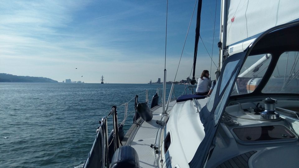 Lisbon: 2-Hour Sailing Yacht Cruise & Guided Tour W/2 Drinks - Experience Highlights