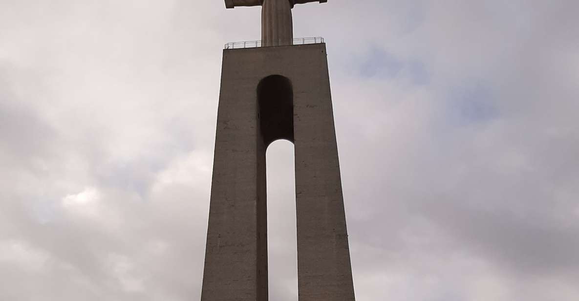 Lisbon: Private Tuk Tuk Tour Christ the King & Abril Bridge - Multilingual Live Tour Guide