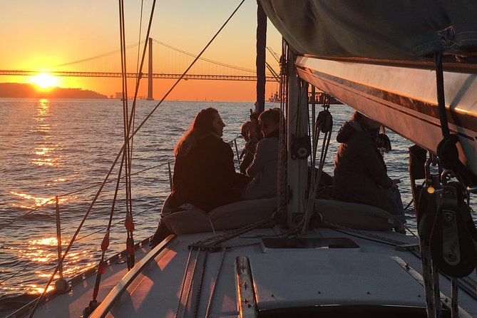 Lisbon Sunset Sailing Tour With White or Rosé Wine and Snacks - Onboard Refreshments