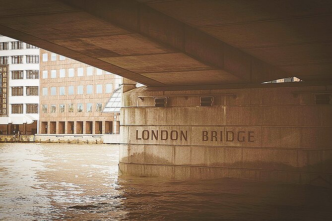 Londons River Thames Highlights Small-Group Walking Tour - Landmarks and Commentary