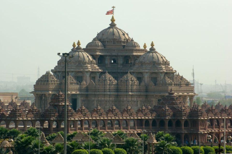 New Delhi: Akshardham Temple Tour With Water and Light Show - Transportation and Drop-off Locations