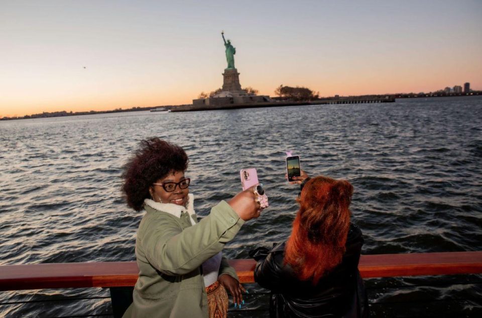 NYC: Sightseeing Holiday Cruise With Drink - Experience Highlights