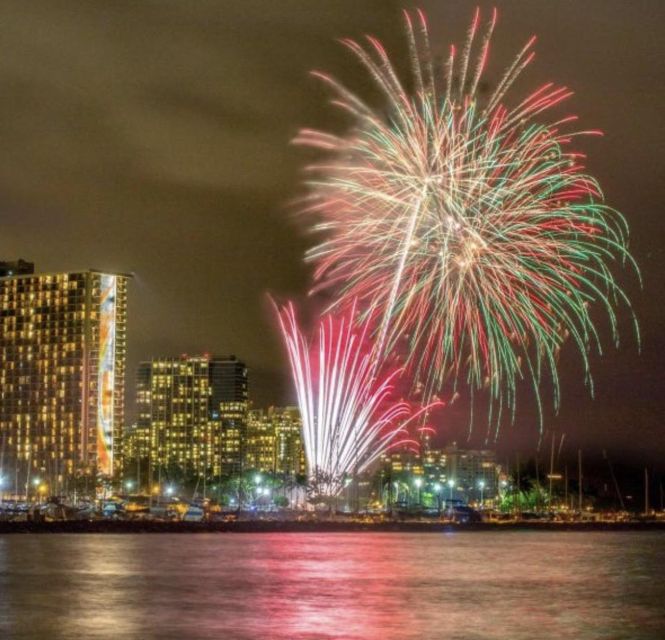 Oahu: Friday Night Fireworks Sailing in Small Groups - Group Experience