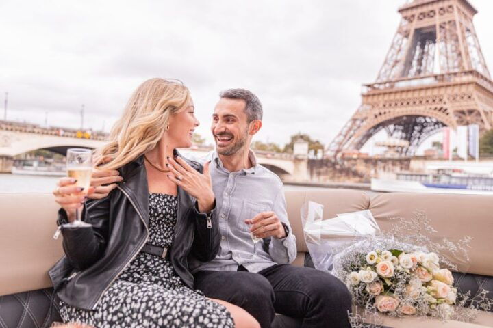 Paris Proposal / Private River Cruise Photographer 1h - Inclusions