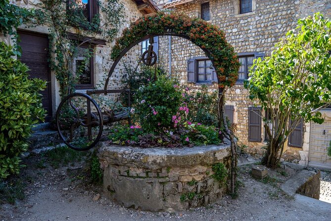 Pérouges : Medieval Village Private Guided Tour - Tour Guide Identification