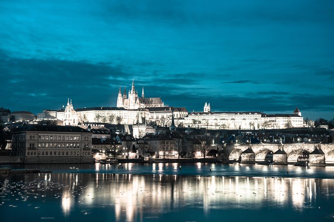 Prague Night Tour and River Vltava Dinner Cruise - Dining Experience