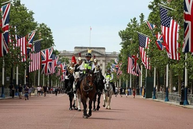 Private London Tours by Experienced Guide in Hybrid London Taxi - Eco-Friendly Transportation for Sustainable Travel