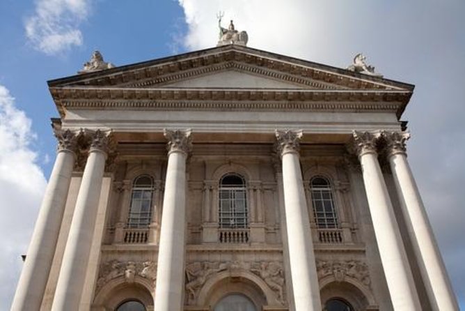 Private Tour: Tate Britain and Tate Modern - Sightseeing Boat Trip