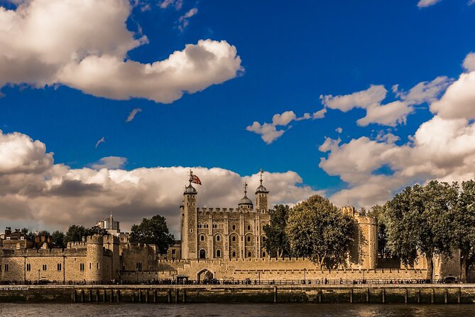 Private Tour: The Iconic Tower of London - Royal Residences and Dark History