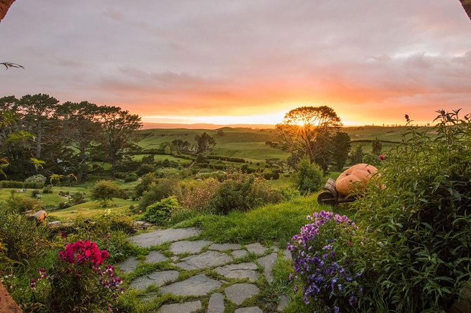 Tauranga - Hobbiton -Rotorua : Movie Set & Geysers: Private Tour. - Inclusions and Amenities