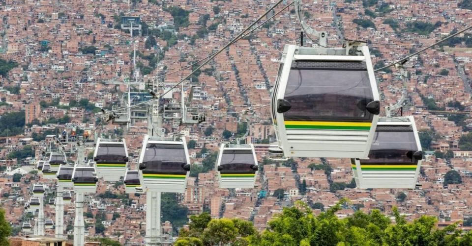 Tour Medellín: Pablo Escobar and Commune 13 - Duration and Language Options