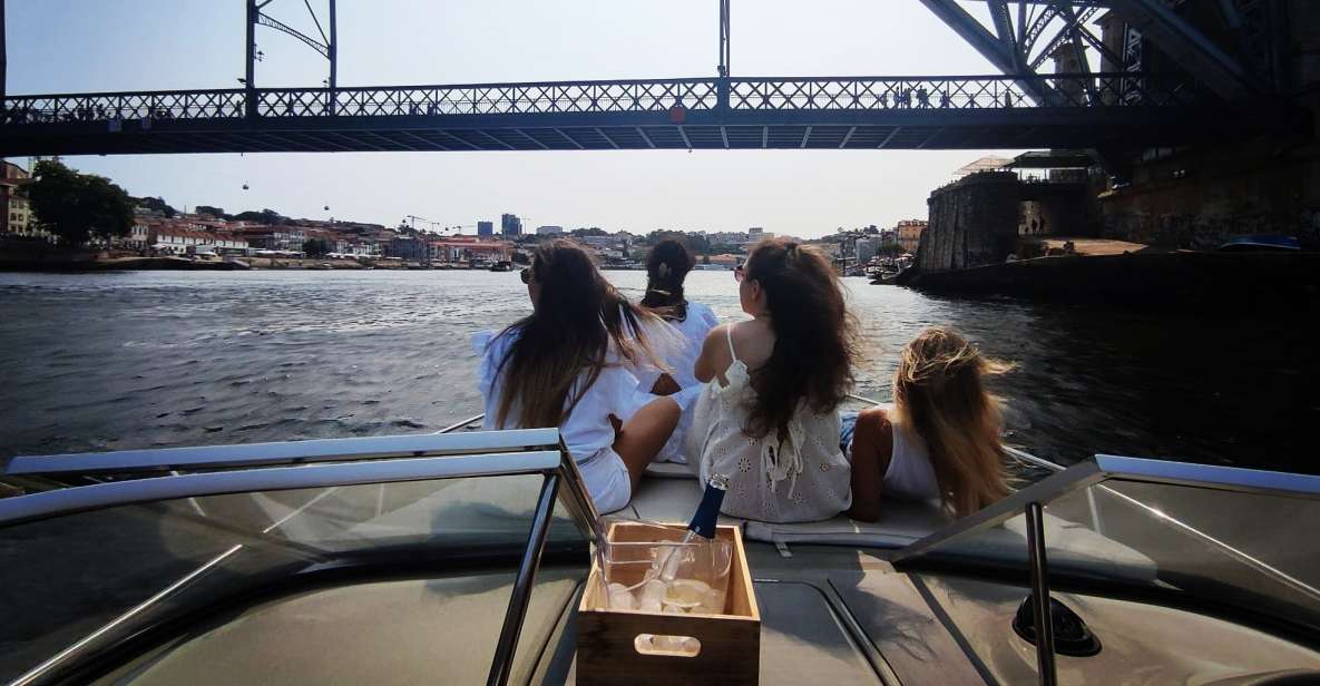 Tour of the 6 Bridges on a Private 1h30m Boat Ride - Tour Experience Highlights