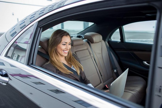 Transfer Private Vehicle Vancouver Airport (YVR)-Vancouver Downtown - Hassle-Free Meet and Greet