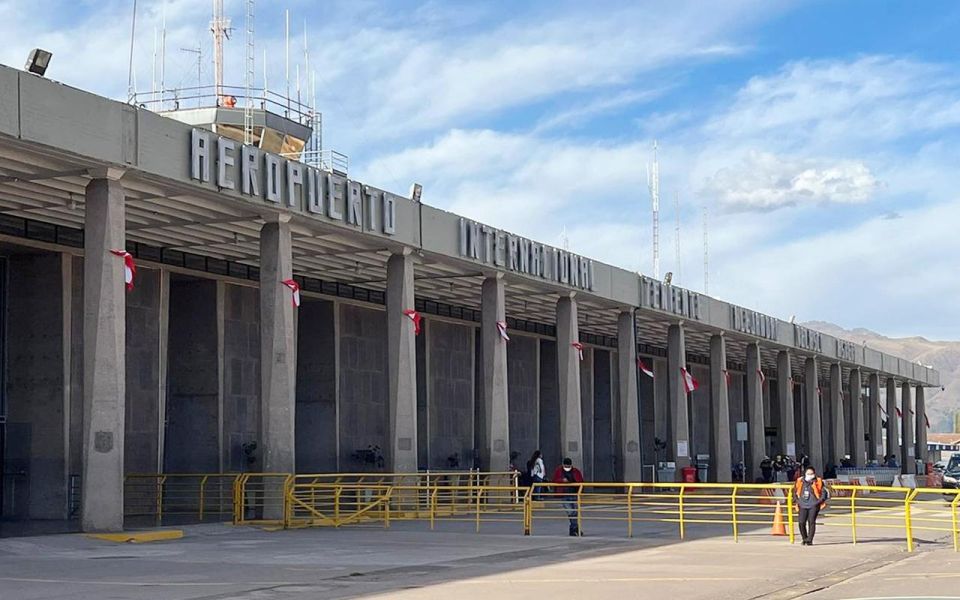 Transport: Cusco Airport to Hotel in a Sprinter 7-12 People - Service Features