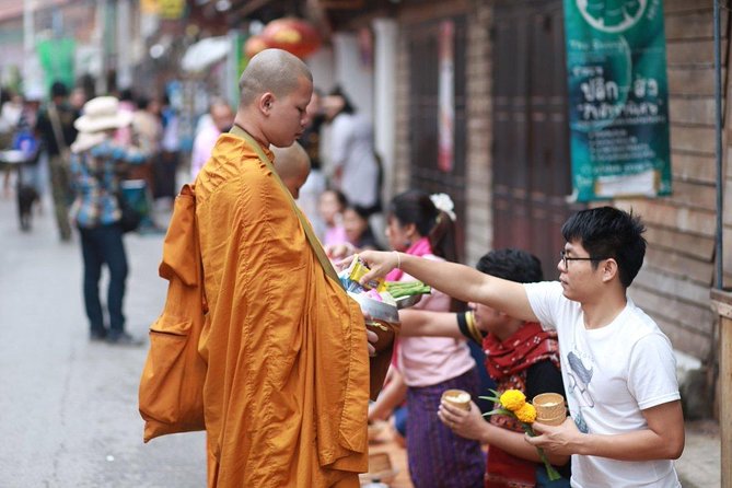 Wat Prathad Doisuthep Sunrisegiving Alms to the Monks Private Tour - Meeting and Pickup Details