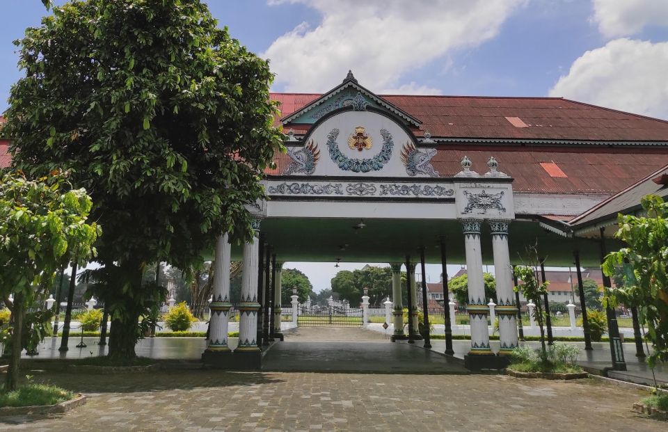 Yogyakarta: Yogyakarta Palace and Taman Sari Tour - Palace Highlights and History