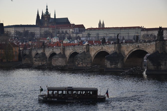 2:5-Hour Walking Tour of Old Town Prague With Boat Ride - Itinerary Highlights