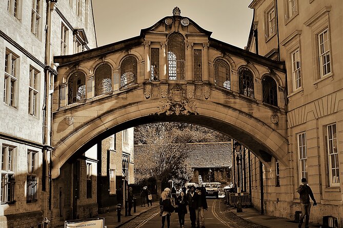 90 Minute Classic Walking Tour of Oxford - Host Interaction and Reviews