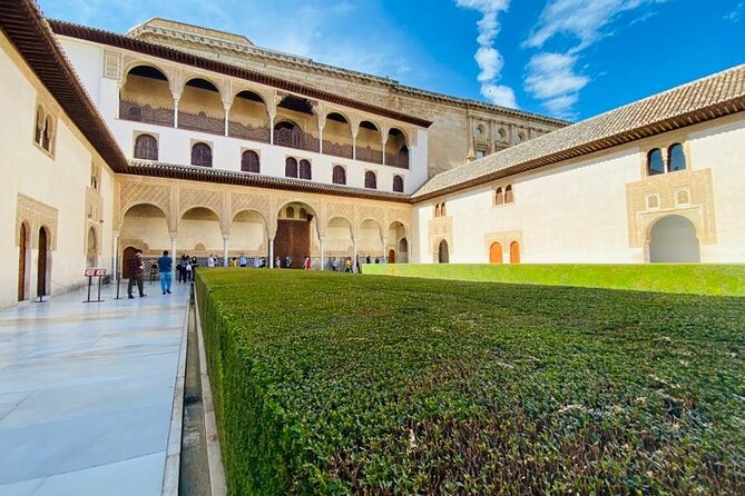 Alhambra Guided Tour From Malaga With Private Transportation - Meeting Point