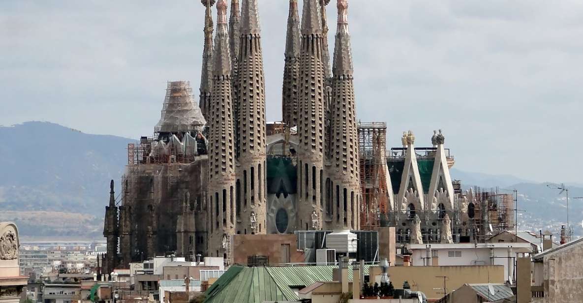 Barcelona: Fast Track Guided Tour of Sagrada Familia - Visit Highlights