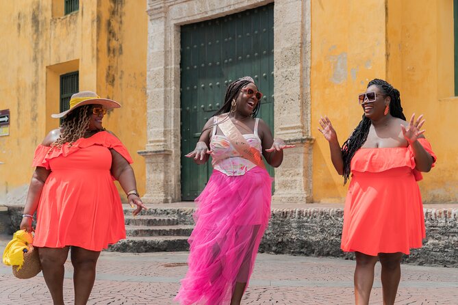 Cartagena Small-Group Walking Tour With Photographer Guide - Meeting Point and Logistics