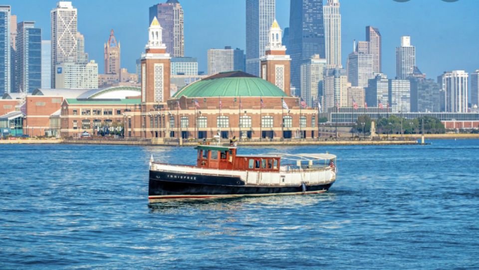 Chicago River: Historic Small Boat Architecture River Tour - Amenities and Refreshments