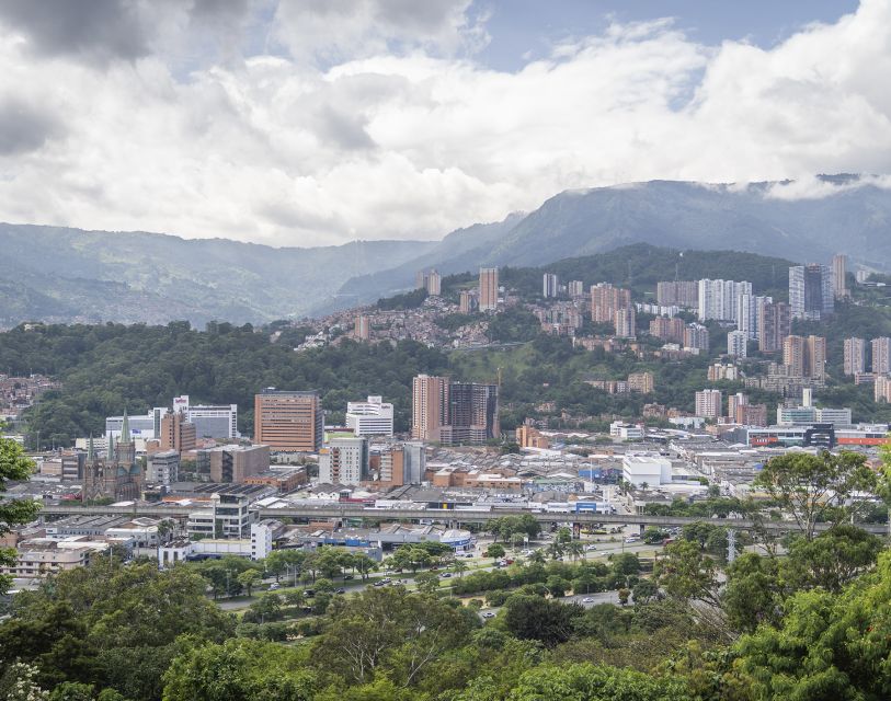 City Tour Medellin With a Chiva or a Thematic Van - Tour Experience