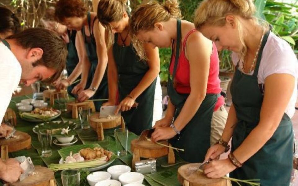 Da Nang: Cooking Class and Tasting Pho With Local Girl - Experience Description