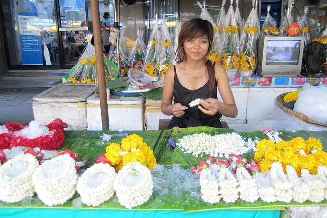 Experience Typical Thailand at Night Including Streetfood Dinner & Foot Massage - Exploring Khao San and Rambuttri Roads