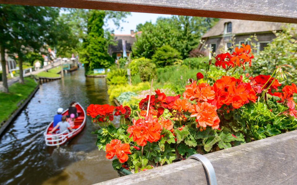 From Amsterdam: Day Trip to Giethoorn With Local Boat Tour - Highlights of Giethoorn
