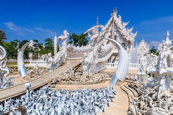 Full Day Tour White Temple Black House and Blue Temple With Lunch - Cultural Immersion