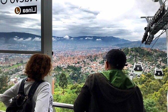 Half-Day at Comuna 13/Graffiti, Cable Car & Food Market - Engaging Colombian Culture