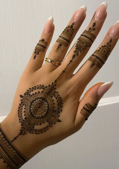 Heena (Mehndi) Session in Varanasi - Experience of Mehndi Art