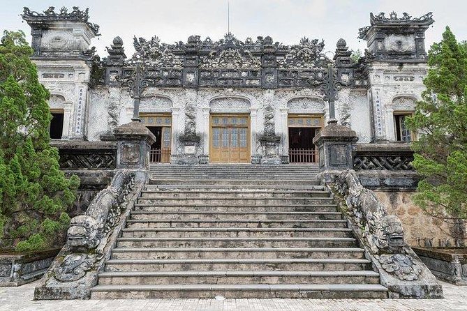 Hue Imperial City Private Tour With Local Experts - Tour Guides Qualities and Expertise