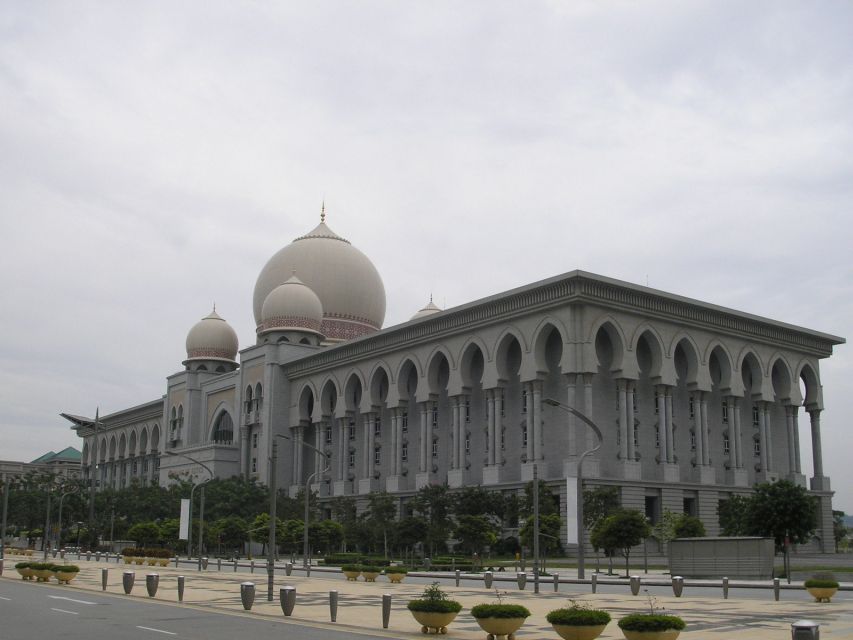 Kuala Lumpur: Putrajaya Tour With Traditional Boat Cruise - Prime Ministers Office Exploration