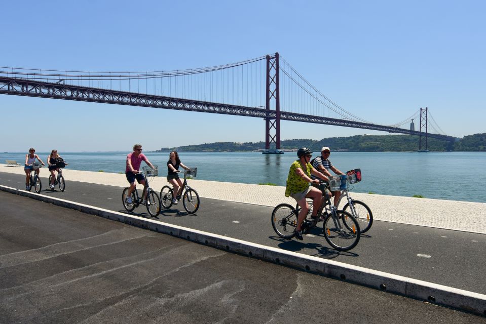 Lissabon: Riverside Light Bicycle Tour in Het Nederlands - Inclusions