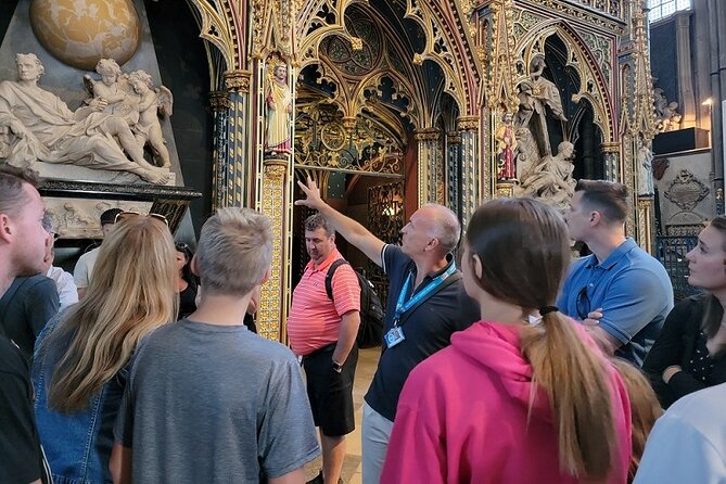 London Walking Tour With Westminster Abbey and Changing of the Guard - Logistics and Meeting Point