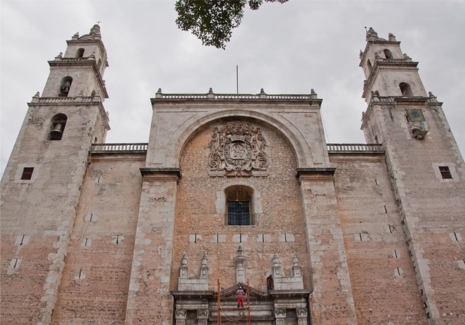 Mérida: City Highlights and Scavenger Hunt Self-Guided Tour - Exploring Plaza Grande