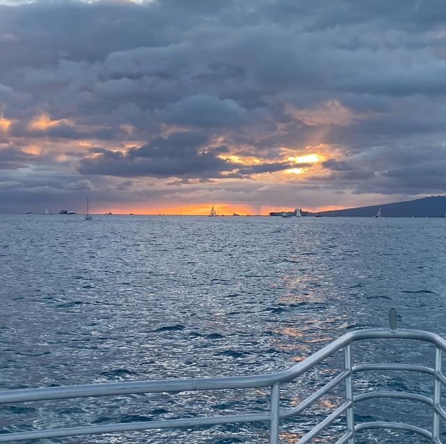 Oahu: Waikiki Beach Oahu & Diamond Head Sunset Cruise