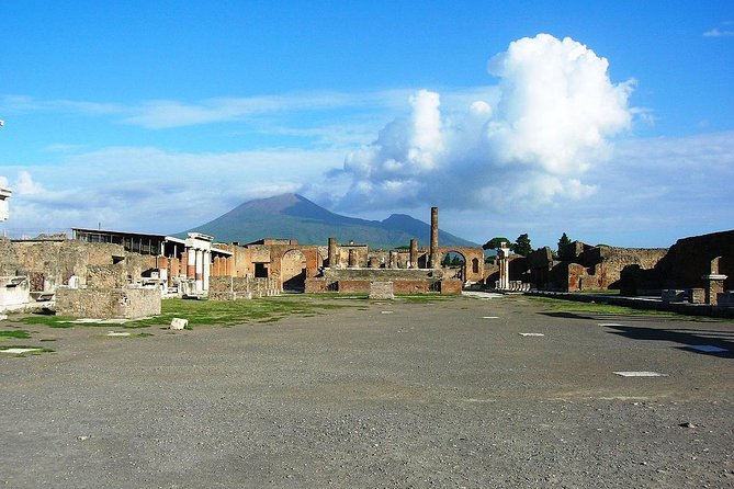 Pompeii: Living With the Volcano - Impact of Vesuvius on Pompeii