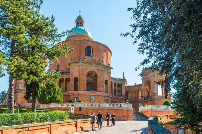 Porticoes of Bologna and Basilica San Luca Guided Tour - Tour Experience