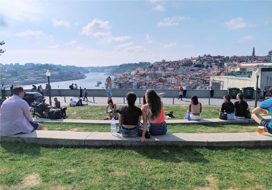 Porto (Gaia) Scavenger Hunt and Sights Self-Guided Tour - Engagement Activities