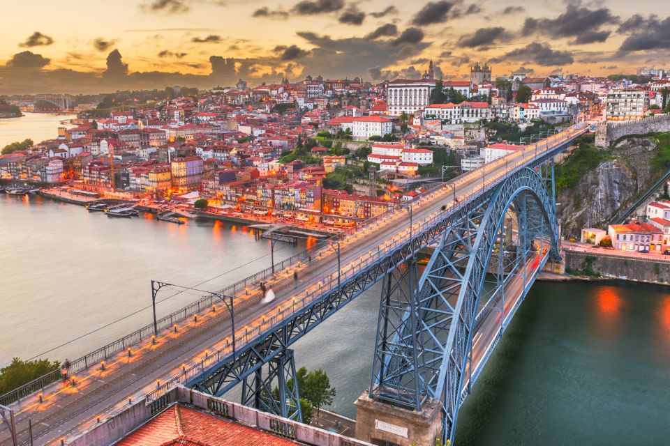 Porto: Highlights Self-Guided Scavenger Hunt and City Tour - Tour Description